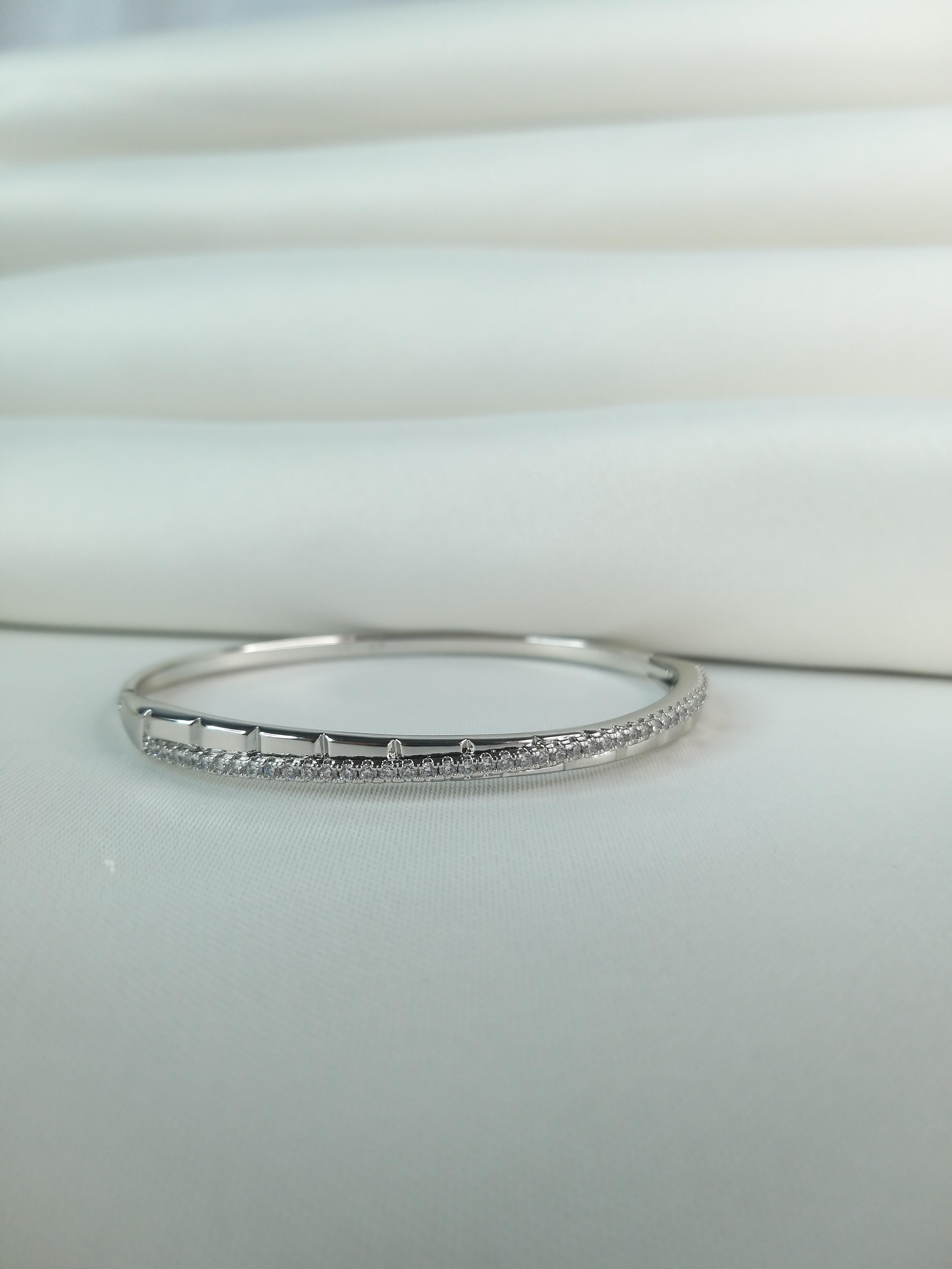 ZİRKON TAŞLI GÜMÜŞ BİLEKLİK KELEPÇE