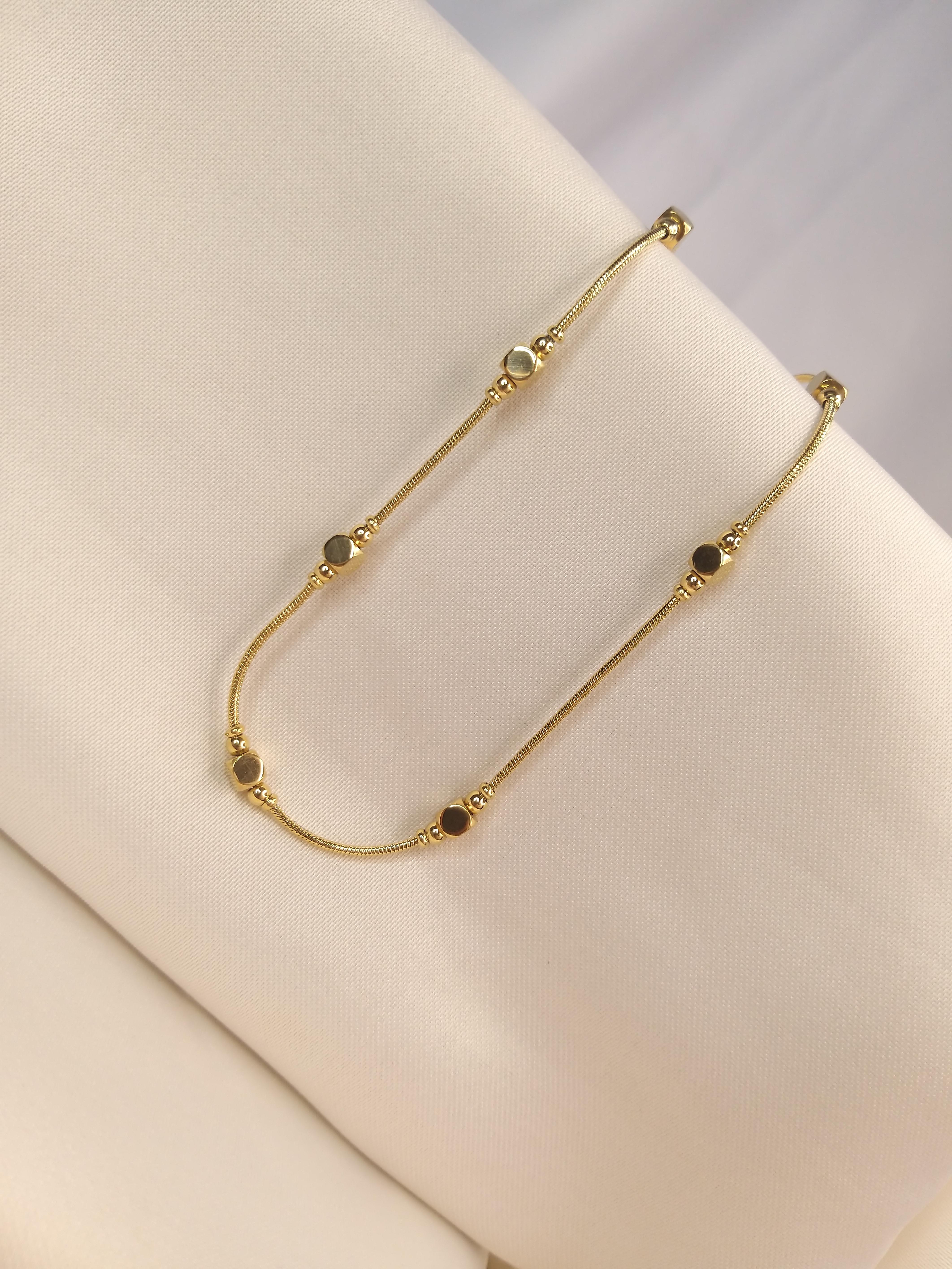 GOLD KARE TOP DETAYLI ÇELİK KOLYE