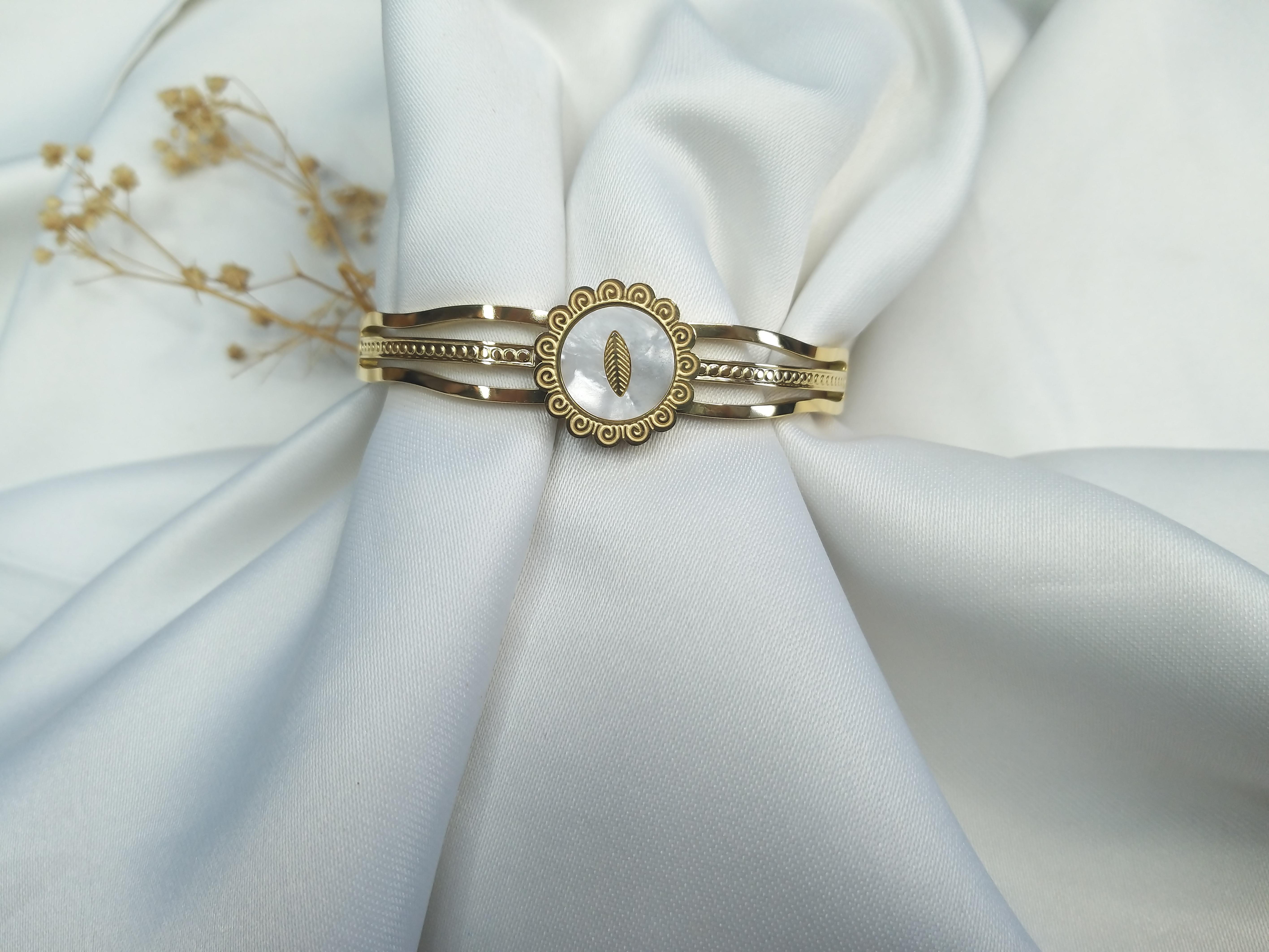 SEDEFLİ YAPRAK DESENLİ GOLD KELEPÇE BİLEKLİK