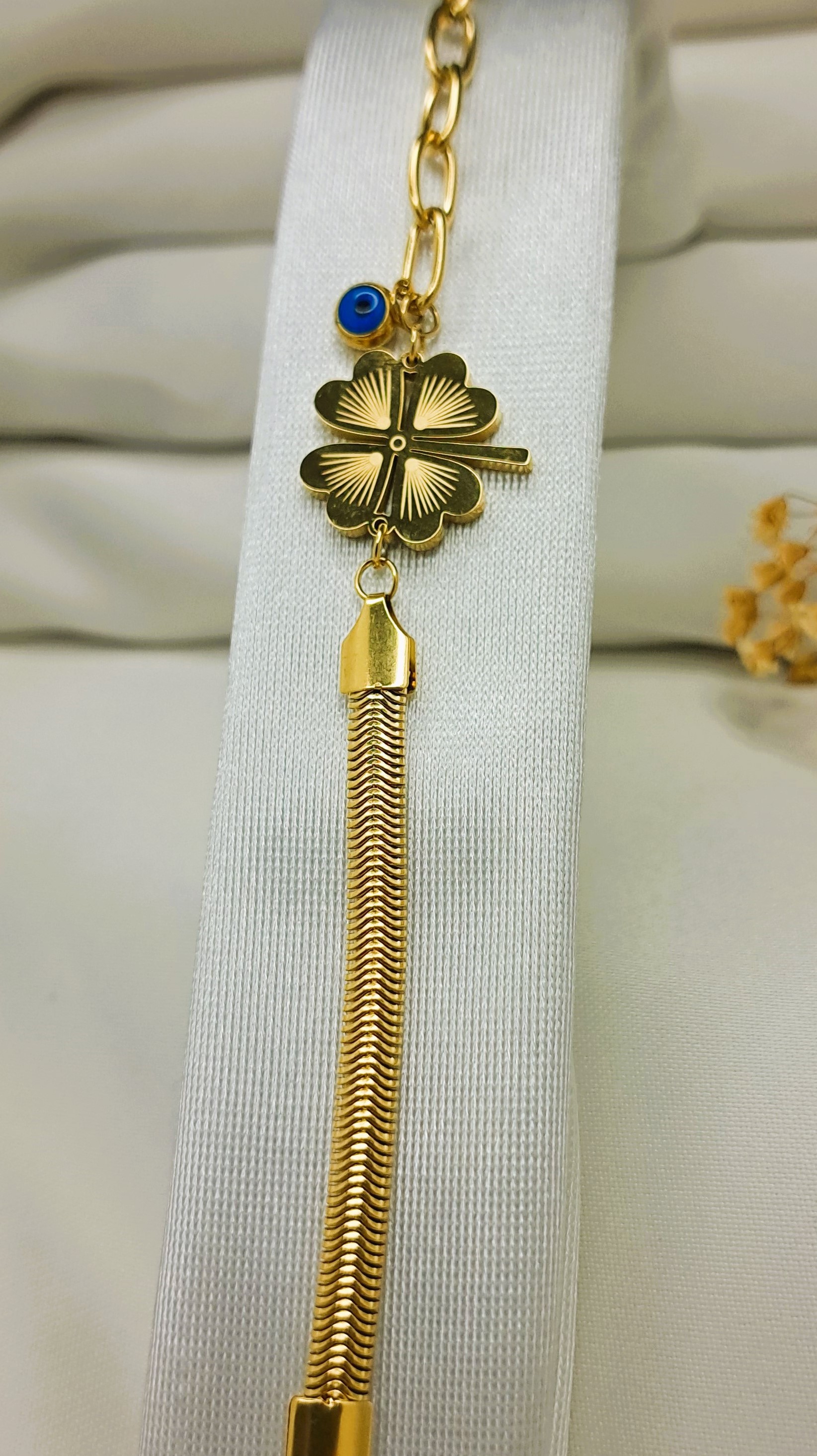 İTALYAN ZİNCİR YONCA BİLEKLİK NAZAR BONCUK DETAYLI GOLD BİLEKLİK